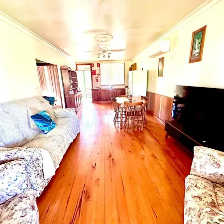 Carriageway Retreat - Unique Red Rattler Carriages And Units Villa Brookfield Exterior photo