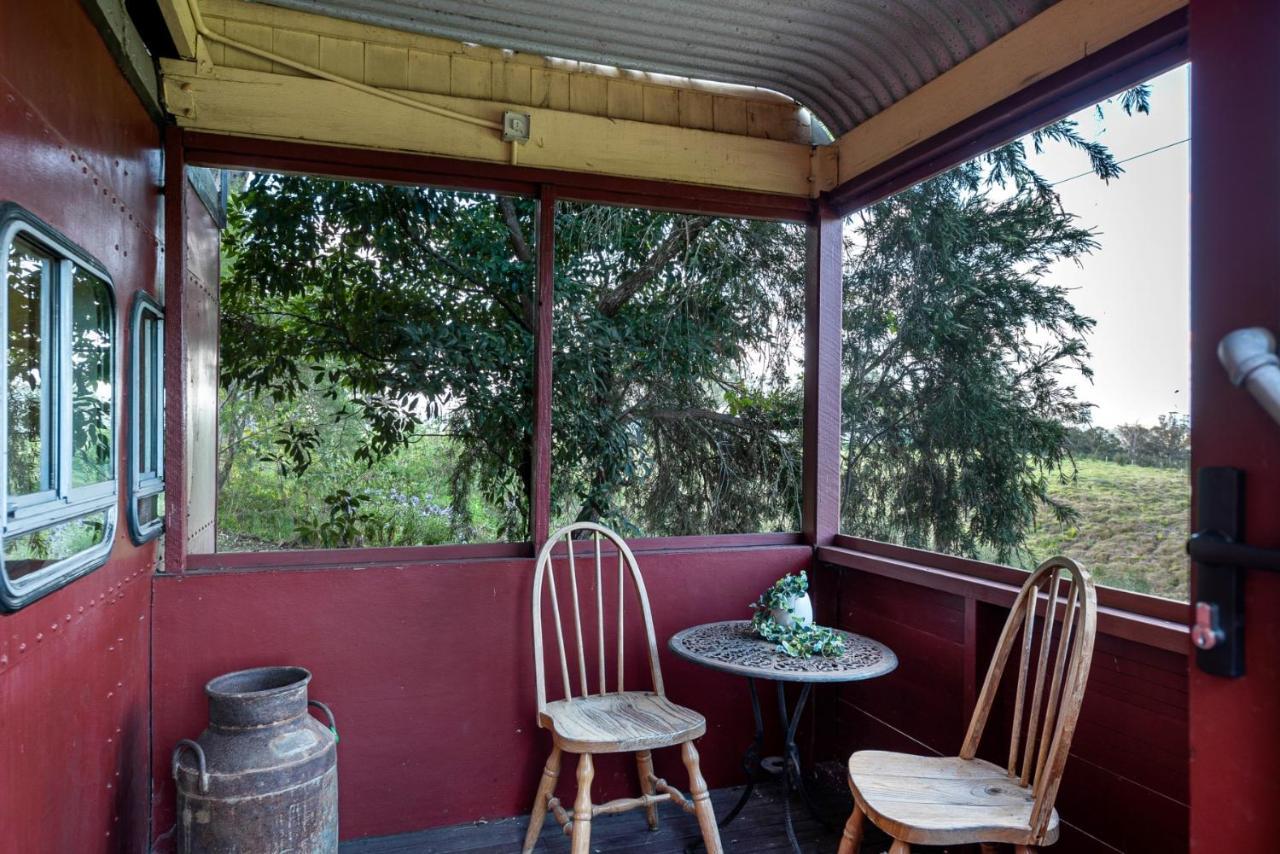 Farm stay Carriageway Retreat - Unique Red Rattler Carriages And Units Brookfield