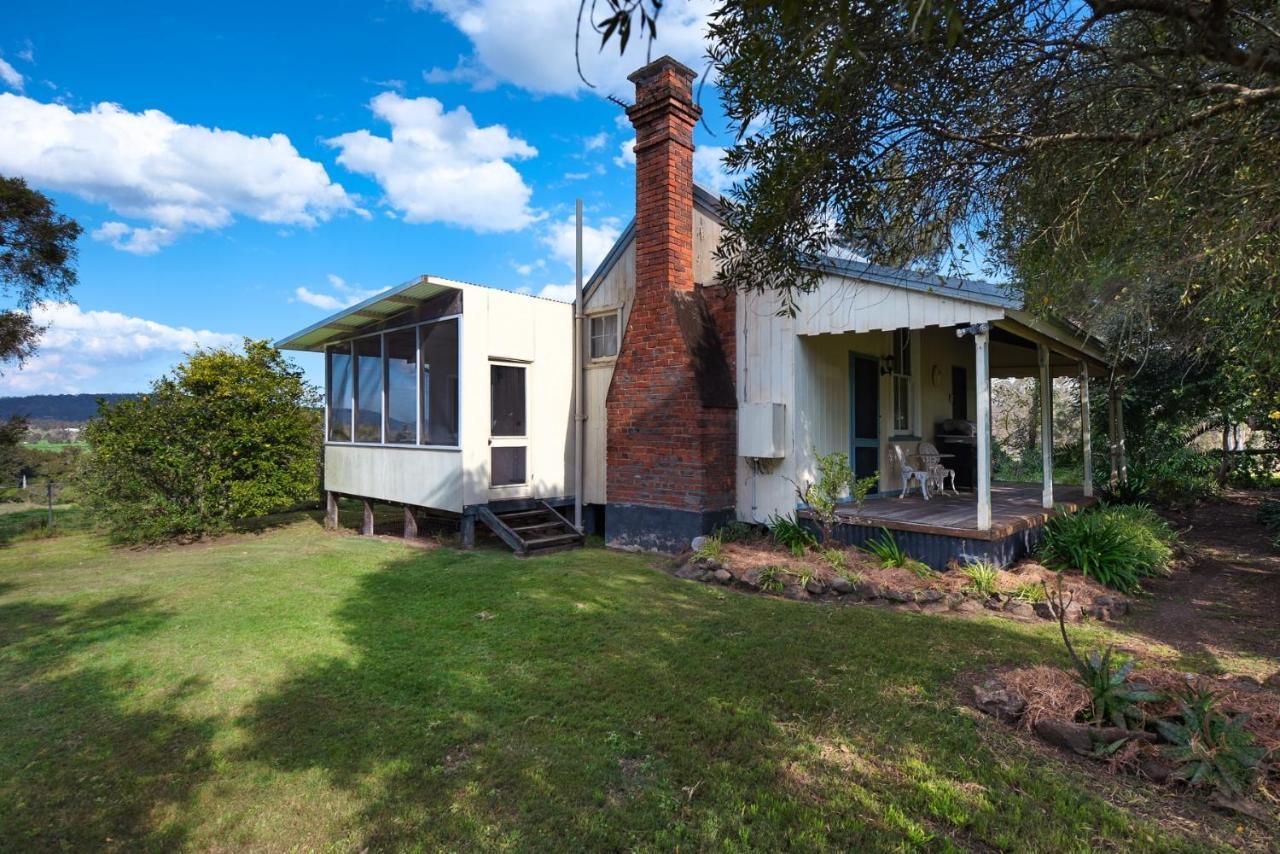 Carriageway Retreat - Unique Red Rattler Carriages And Units Farm stay Brookfield