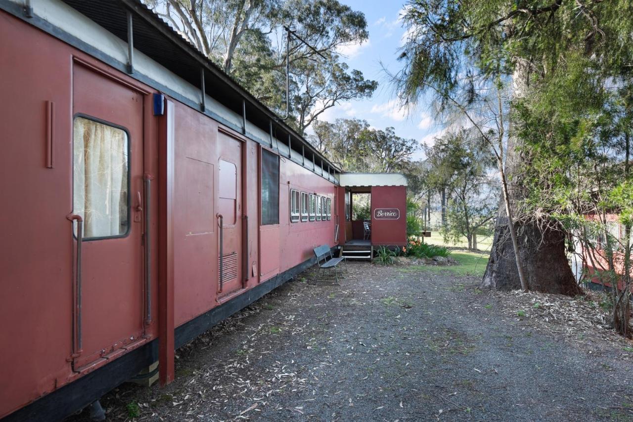 Carriageway Retreat - Unique Red Rattler Carriages And Units Farm stay Brookfield
