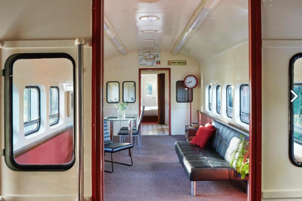 Farm stay Carriageway Retreat - Unique Red Rattler Carriages And Units *