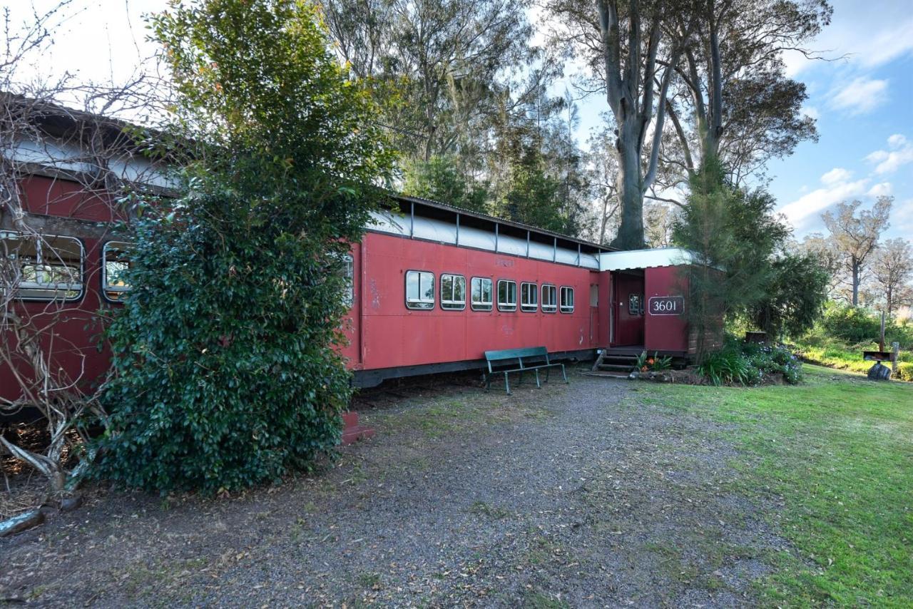 Farm stay Carriageway Retreat - Unique Red Rattler Carriages And Units Brookfield