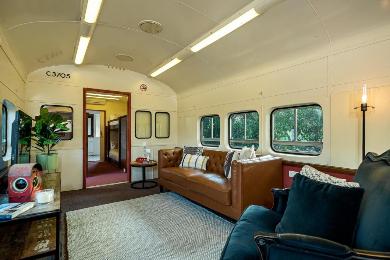 Farm stay Carriageway Retreat - Unique Red Rattler Carriages And Units