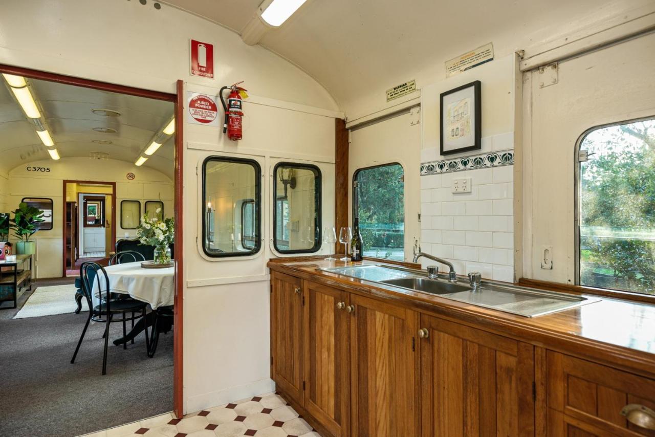 Carriageway Retreat - Unique Red Rattler Carriages And Units Farm stay