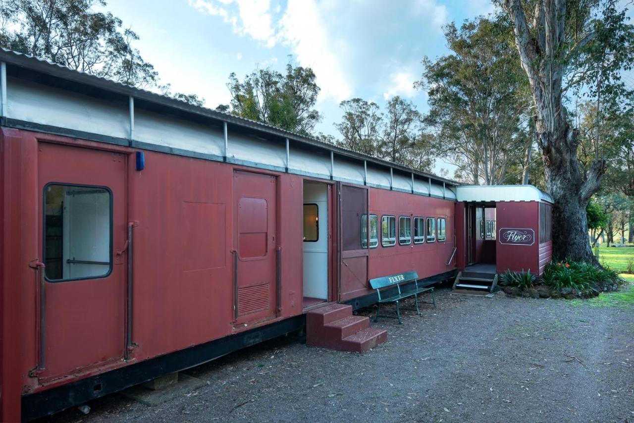 Farm stay Carriageway Retreat - Unique Red Rattler Carriages And Units Brookfield