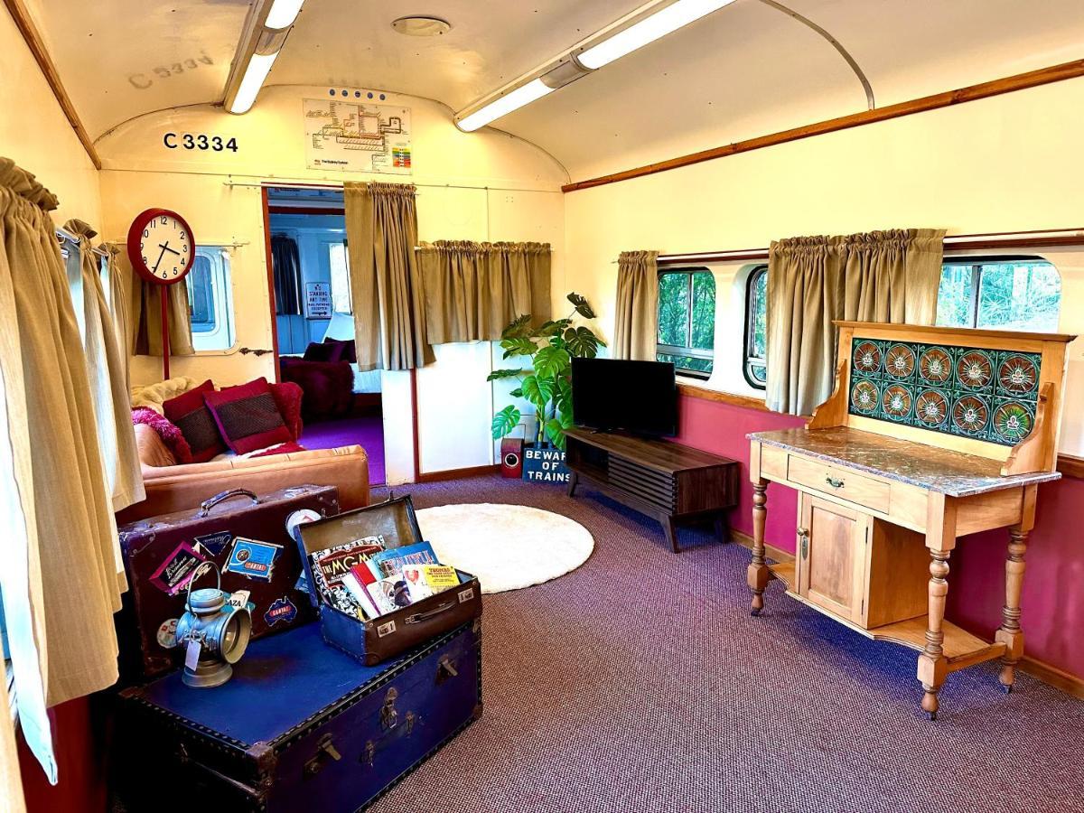 Carriageway Retreat - Unique Red Rattler Carriages And Units * Brookfield