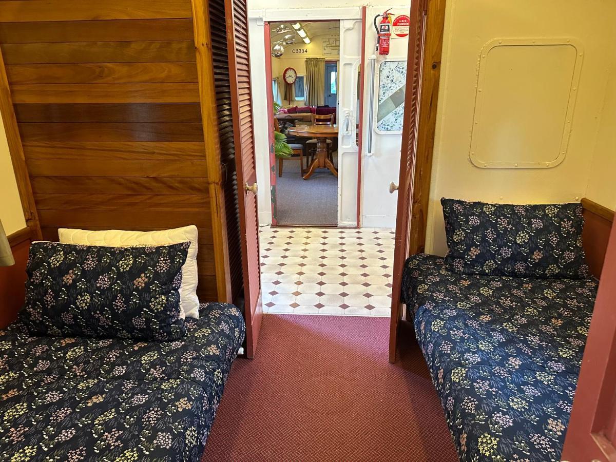 Carriageway Retreat - Unique Red Rattler Carriages And Units