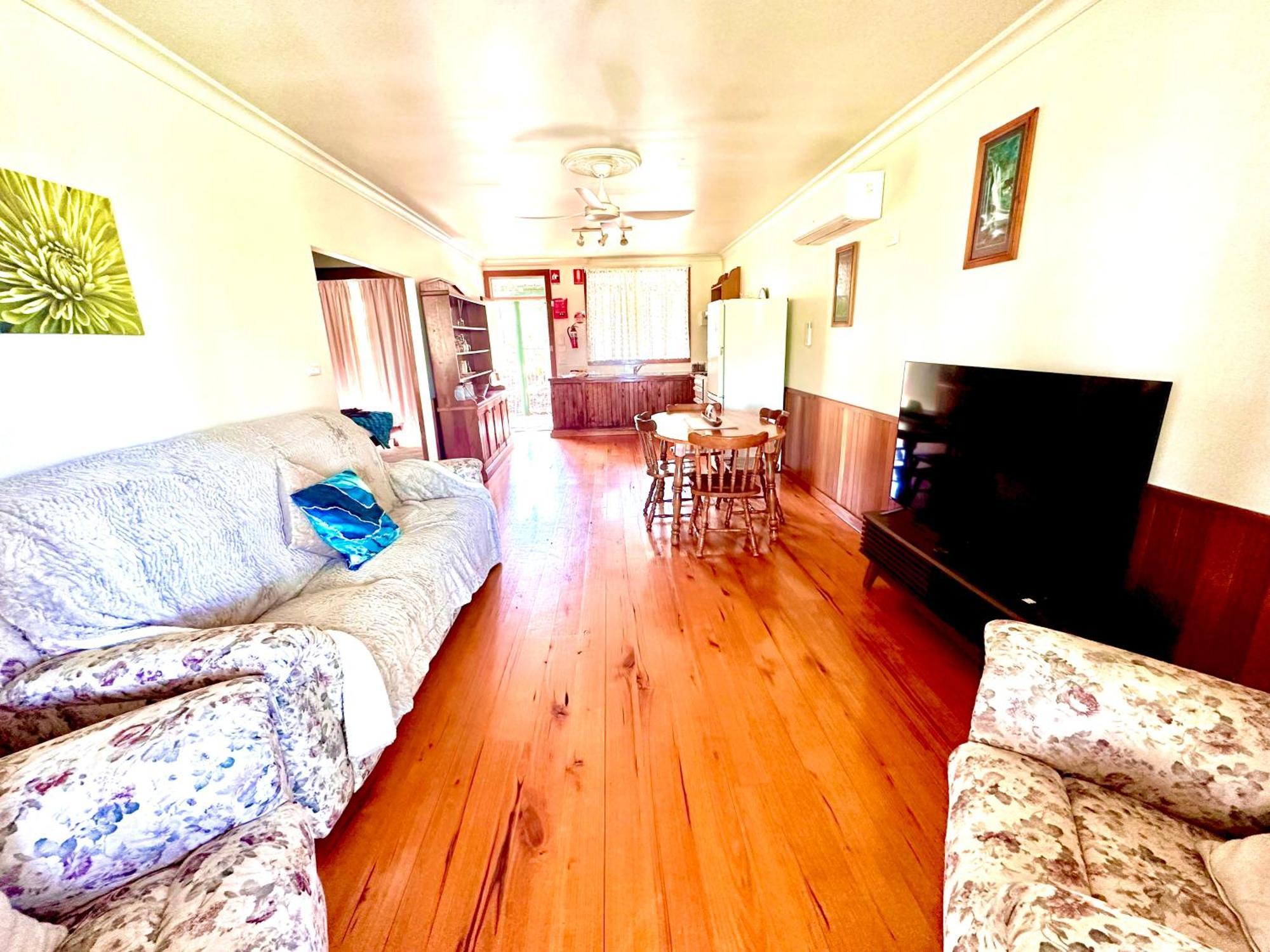 Carriageway Retreat - Unique Red Rattler Carriages And Units Farm stay