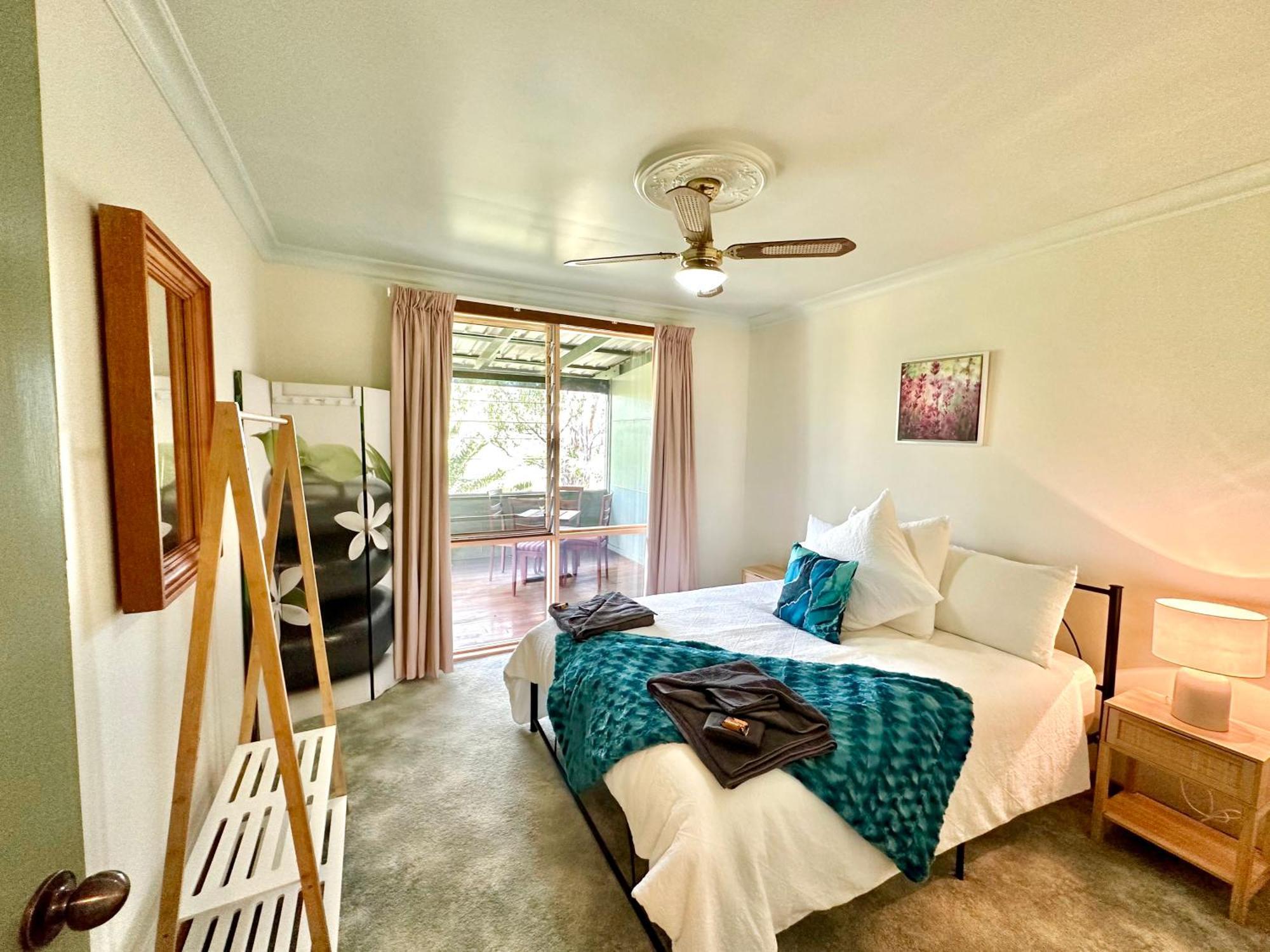Carriageway Retreat - Unique Red Rattler Carriages And Units Farm stay