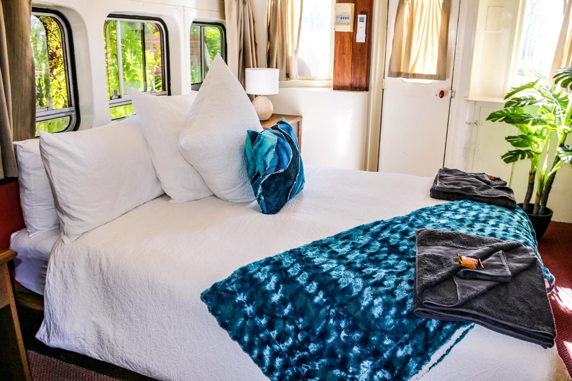 Farm stay Carriageway Retreat - Unique Red Rattler Carriages And Units Brookfield