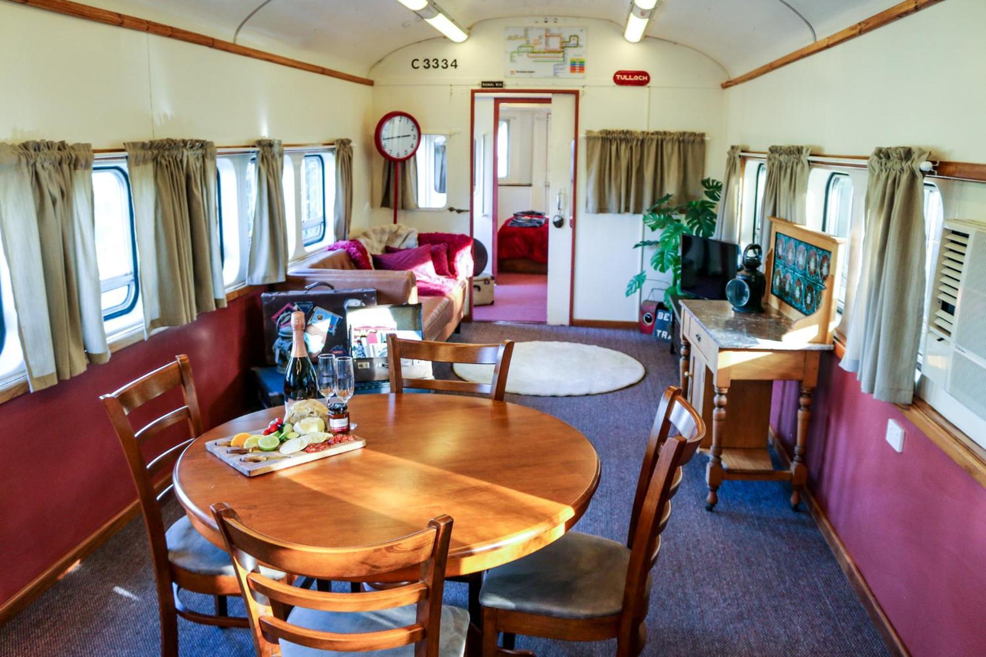 Carriageway Retreat - Unique Red Rattler Carriages And Units