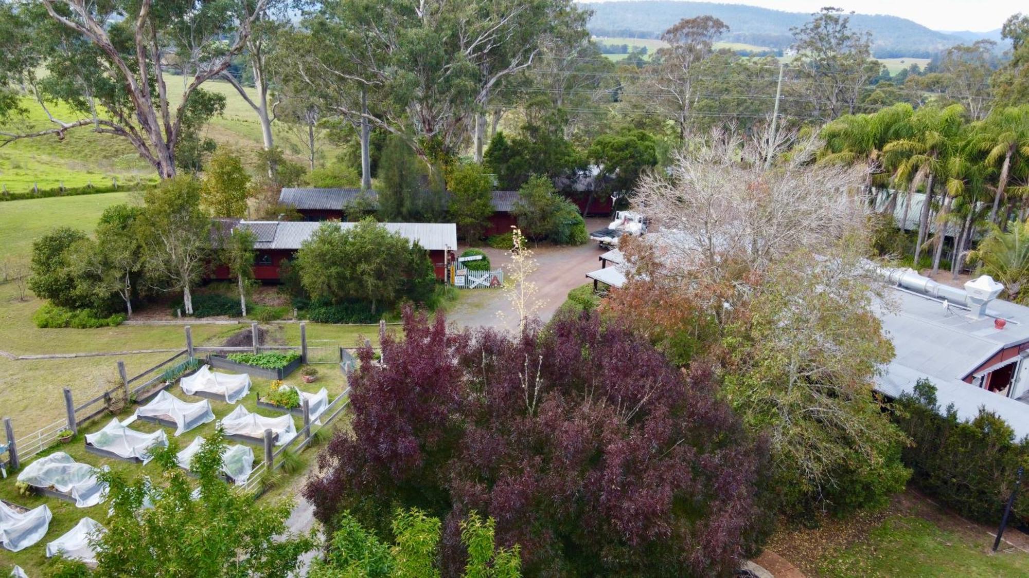 Carriageway Retreat - Unique Red Rattler Carriages And Units Farm stay Brookfield