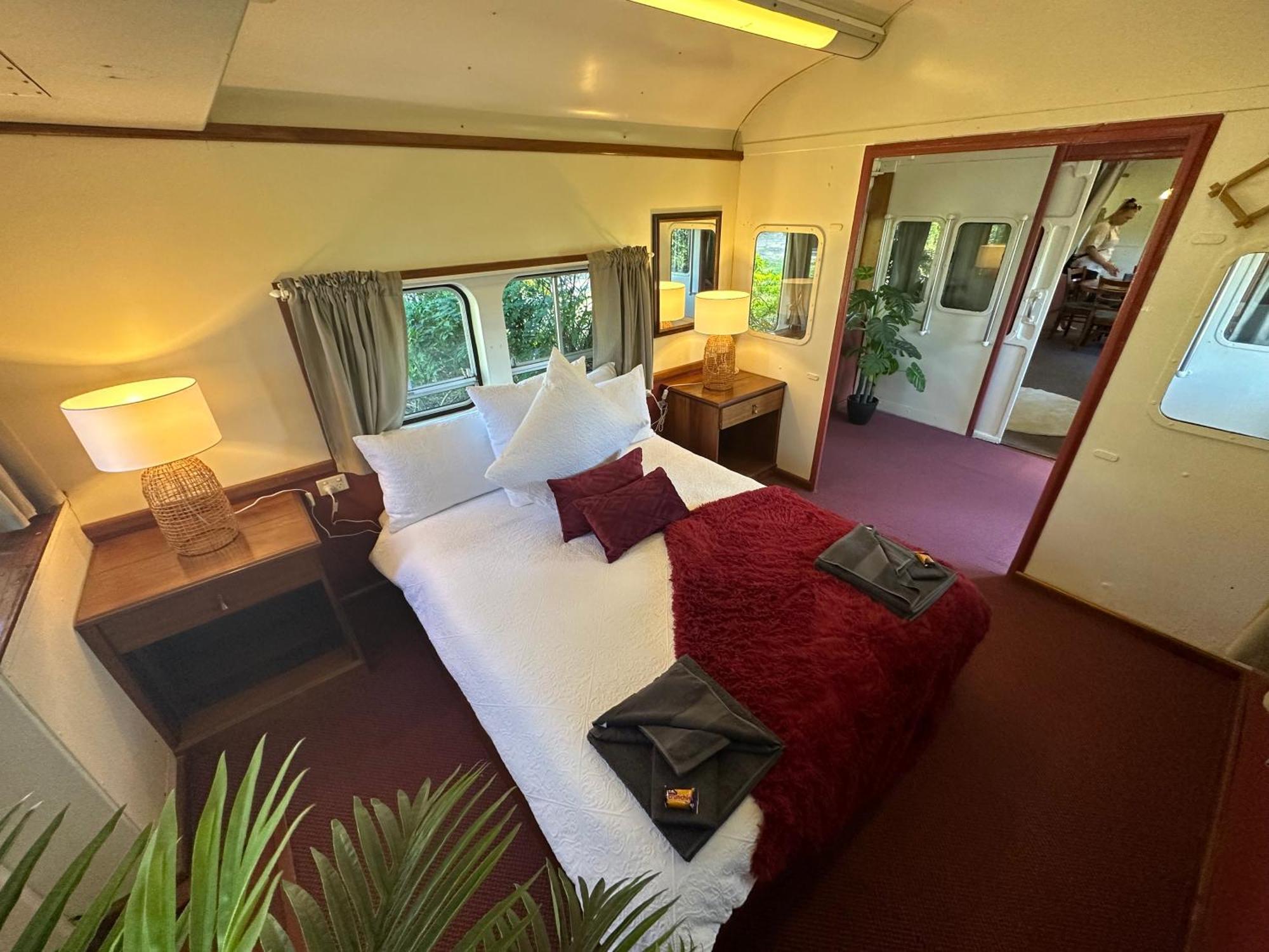 Farm stay Carriageway Retreat - Unique Red Rattler Carriages And Units