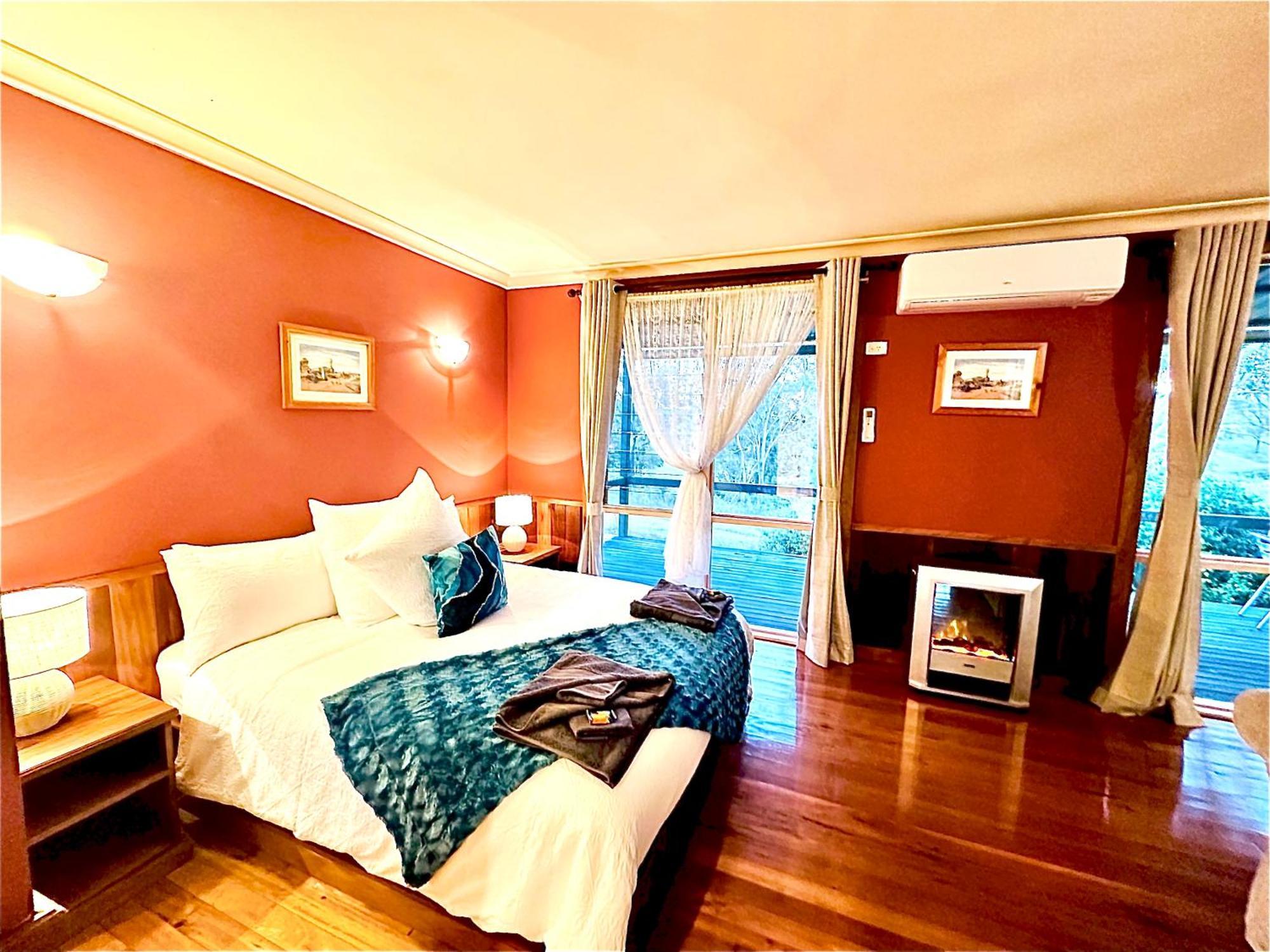 Carriageway Retreat - Unique Red Rattler Carriages And Units Farm stay *