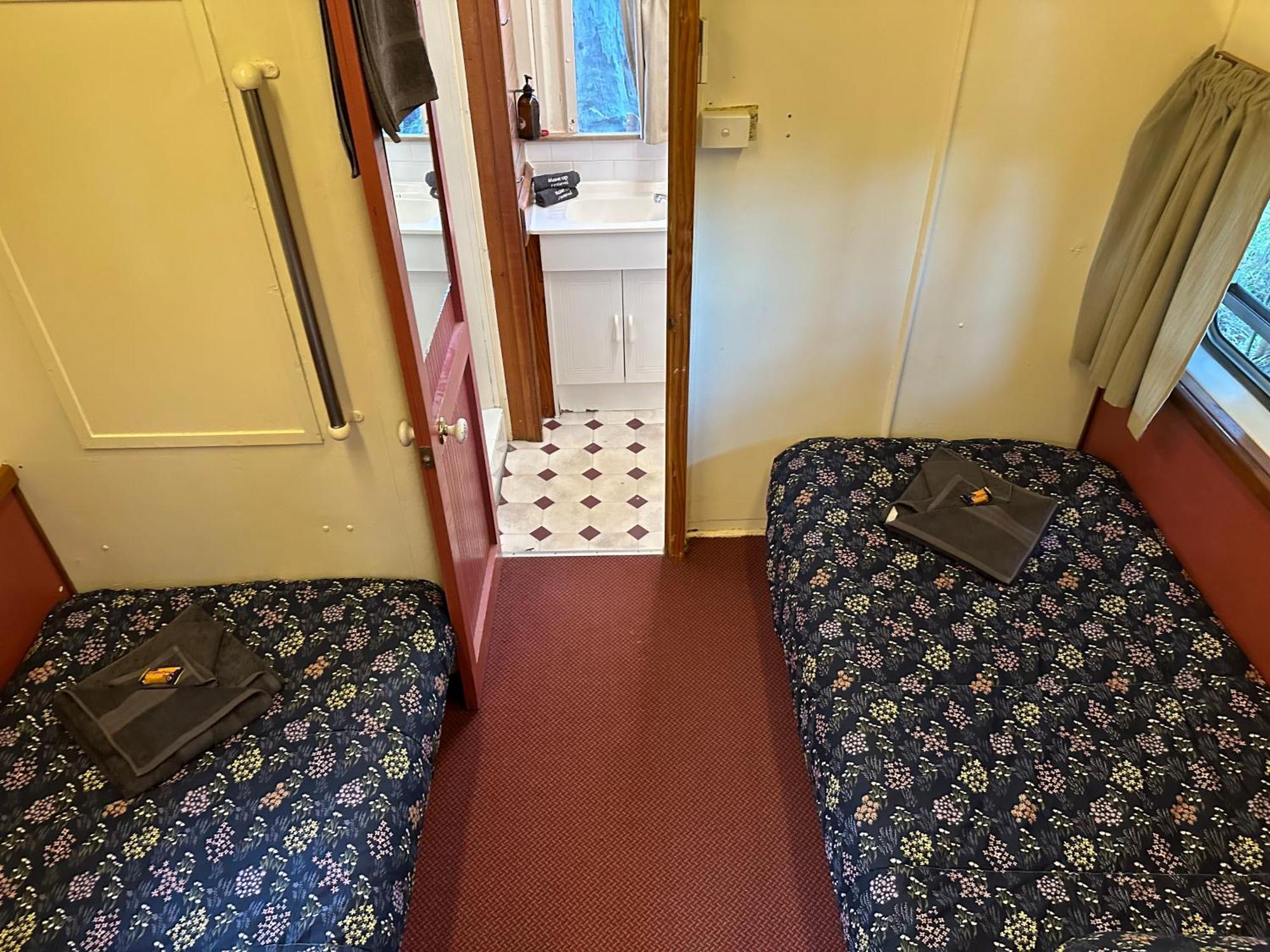 Farm stay Carriageway Retreat - Unique Red Rattler Carriages And Units