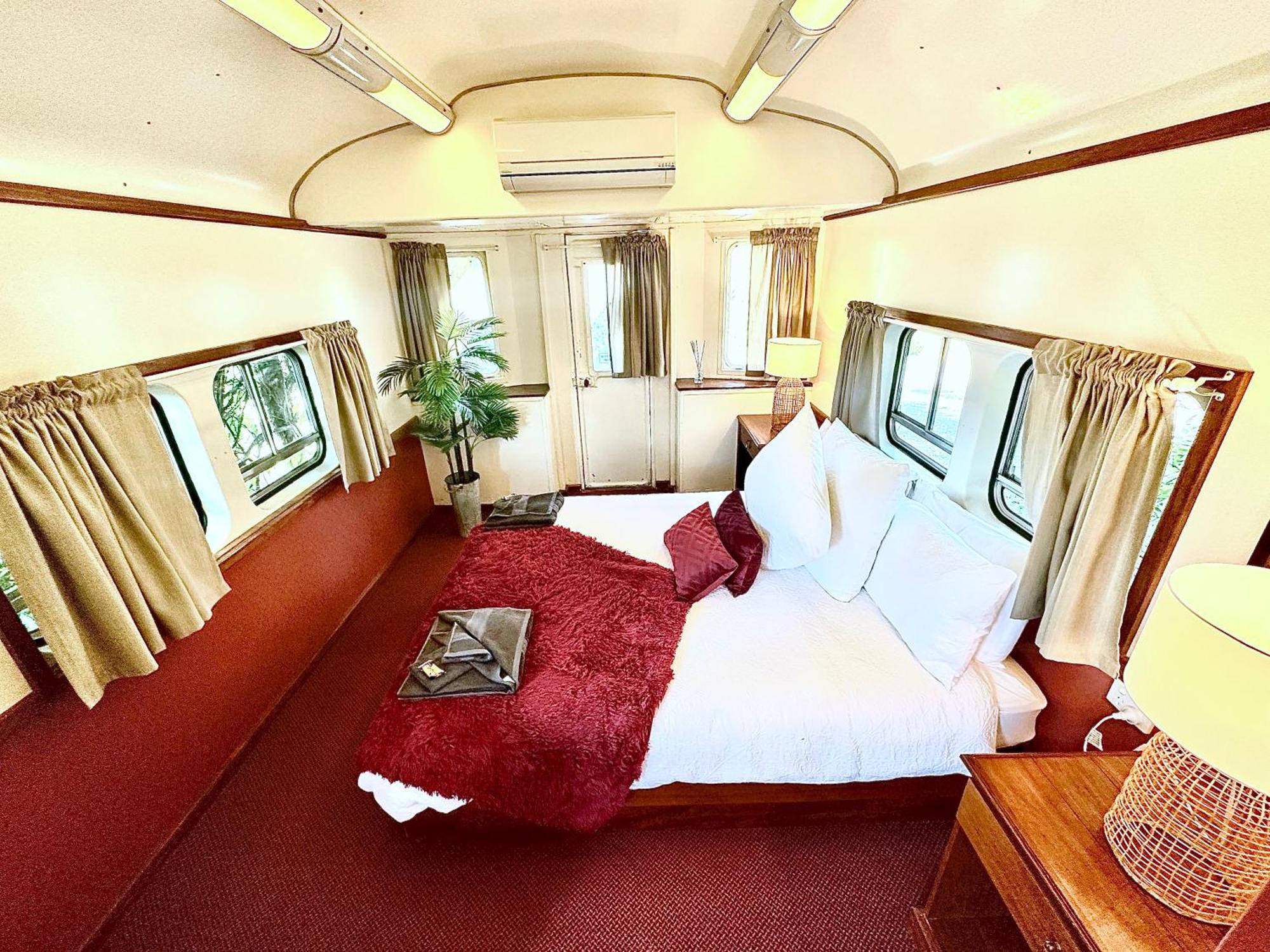 Carriageway Retreat - Unique Red Rattler Carriages And Units Brookfield