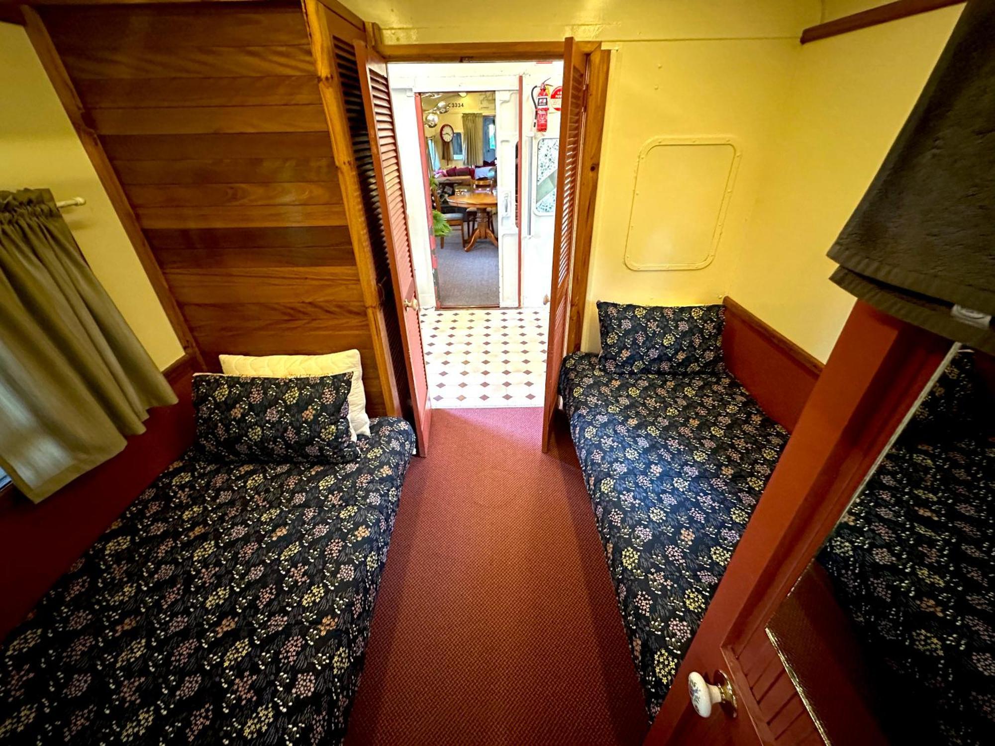 Farm stay Carriageway Retreat - Unique Red Rattler Carriages And Units